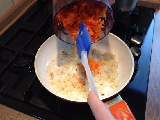 Потом добавляем к нему морковь