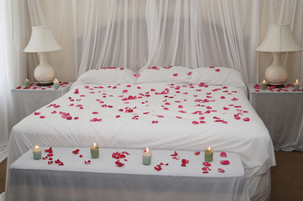 Спальня с лепестками роз и свечами