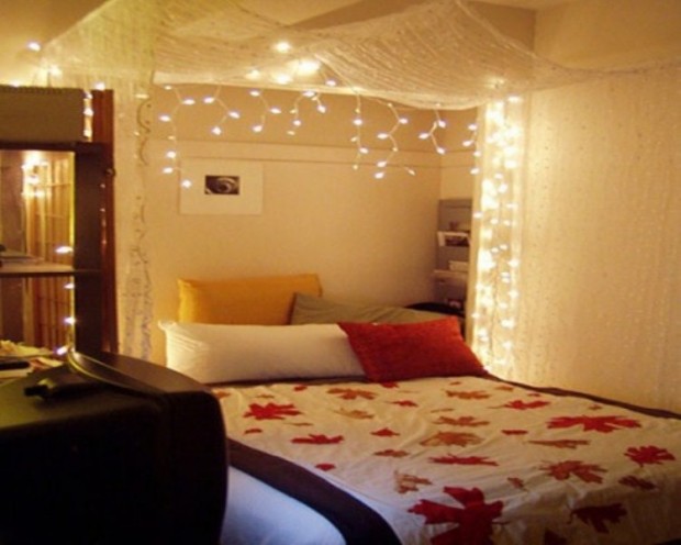 Романтическое украшение спальни гирляндами