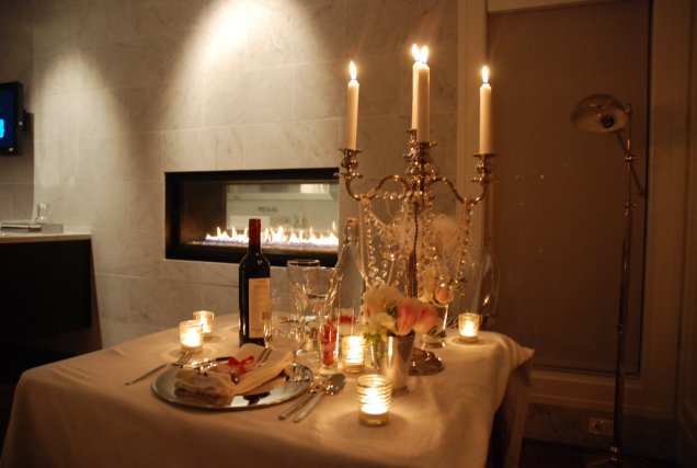 Романтический стол со свечами