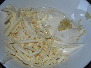 чеснок, сметана, майонез и сыр