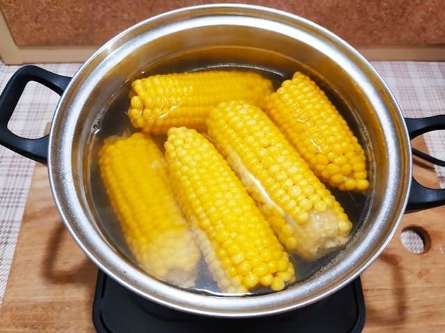 Сколько варить кукурузу в початках в кастрюле? фото - 1