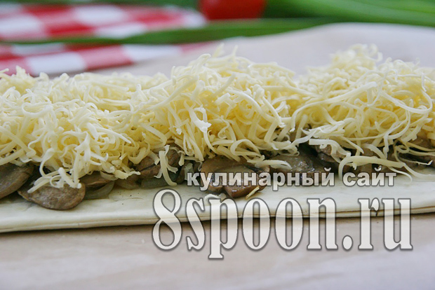 Пирог из слоеного теста с сыром и грибами_06
