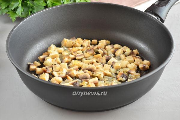 Π ΡΠ»Π΅Ρ ΠΈΠ· ΠΊΡΡΠΈΠ½ΠΎΠΉ Π³ΡΡΠ΄ΠΊΠΈ Ρ ΡΡΡΠΎΠΌ ΠΈ Π³ΡΠΈΠ±Π°ΠΌΠΈ