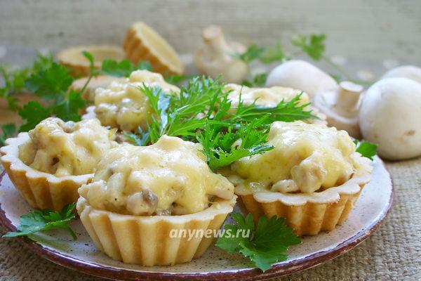 Горячие тарталетки с курицей и грибами 