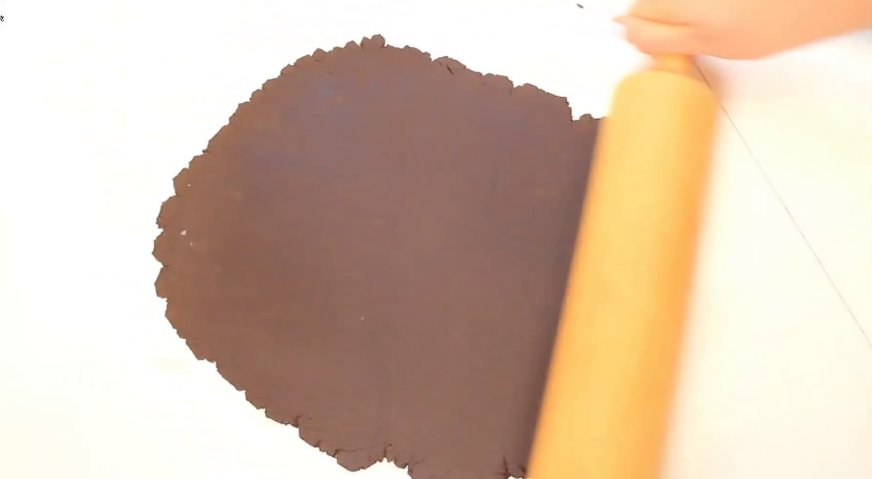 Печенье орео: Раскатываем тесто в пласт толщиной 2-3 мм.
