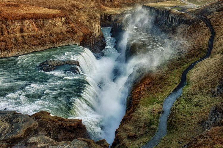 Справа тропинка к водопаду Гюдльфосс