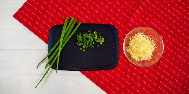 Рецепт киша с курицей и грибами: подготовьте сыр и зелень