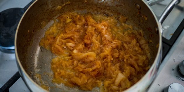 Обжарьте лук до красивого коричневого цвета