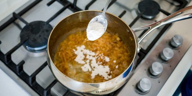 Всыпьте муку в луковый суп
