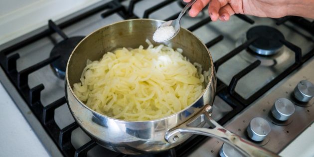 Как приготовить луковый суп: добавьте сахар