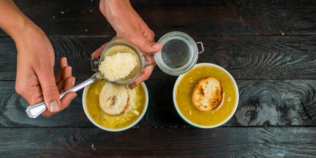 Как приготовить французский луковый суп: посыпьте тёртым сыром