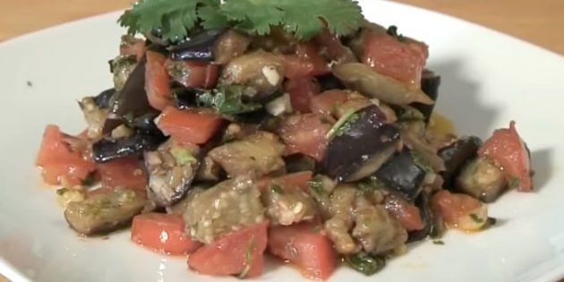 Тёплый салат с баклажанами и помидорами