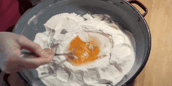 Листы для лазаньи: Вилкой взбейте яйца, соединяя их с мукой