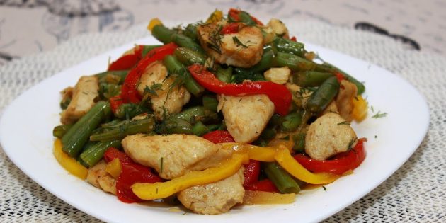 Рецепты: Тёплый салат со стручковой фасолью, курицей и болгарским перцем