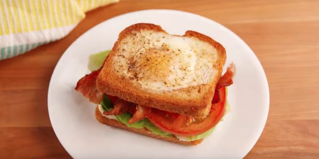 Рецепт сэндвича с яичницей в хлебе, беконом и помидором