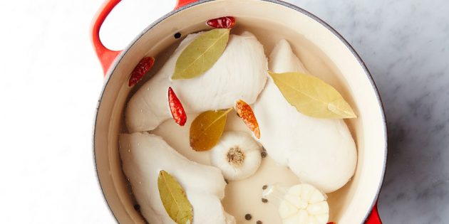 Разные добавки сделают вкус мяса и бульона насыщенным Как и сколько варить куриную грудку на плите