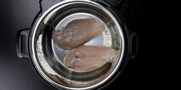 В мультиварке грудку можно сделать в режиме «Тушение» Сколько варить куриную грудку в мультиварке