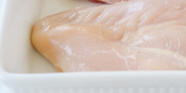 Используйте посуду, которая подходит для микроволновки Как варить куриную грудку в микроволновке