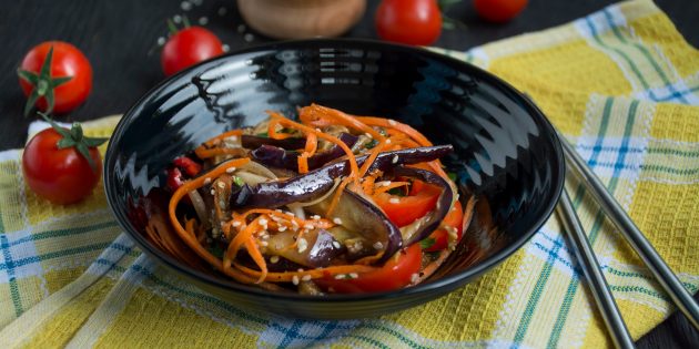 Салат с баклажанами и курицей