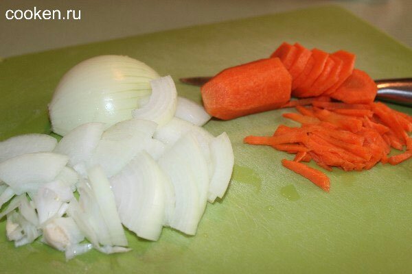 Нарежем лук и морковь