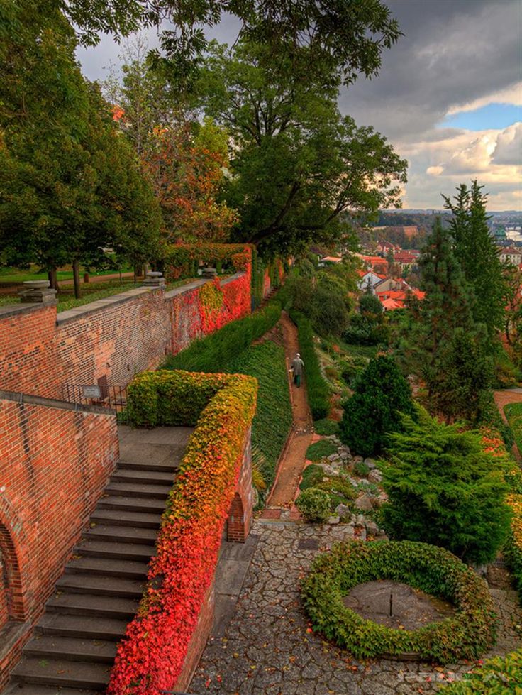 Красивый сад в Праге