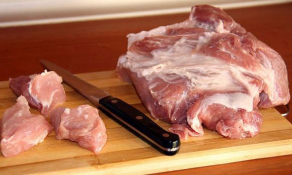 Нарезание свинины для шашлыка