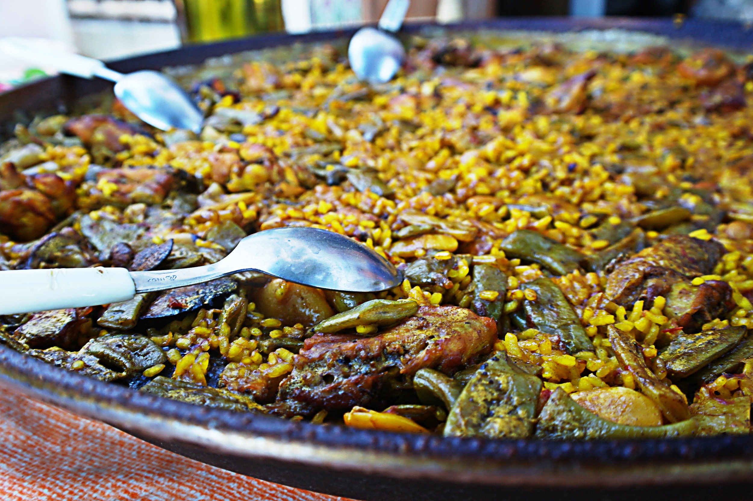 Приготовление паэльи: испанские традиции