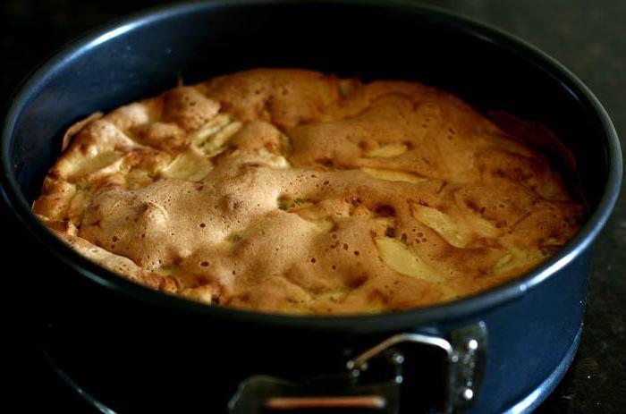 шарлотка с яблоками и корицей в мультиварке