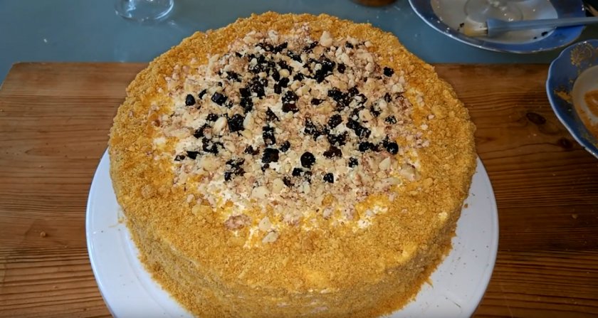 Классический медовик с черносливом и грецкими орехами