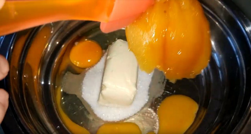 Классический медовик с черносливом и грецкими орехами