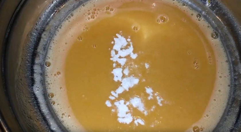 Классический медовик с черносливом и грецкими орехами