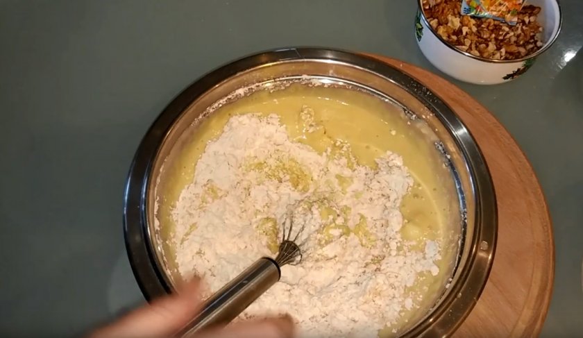 Классический медовик с черносливом и грецкими орехами