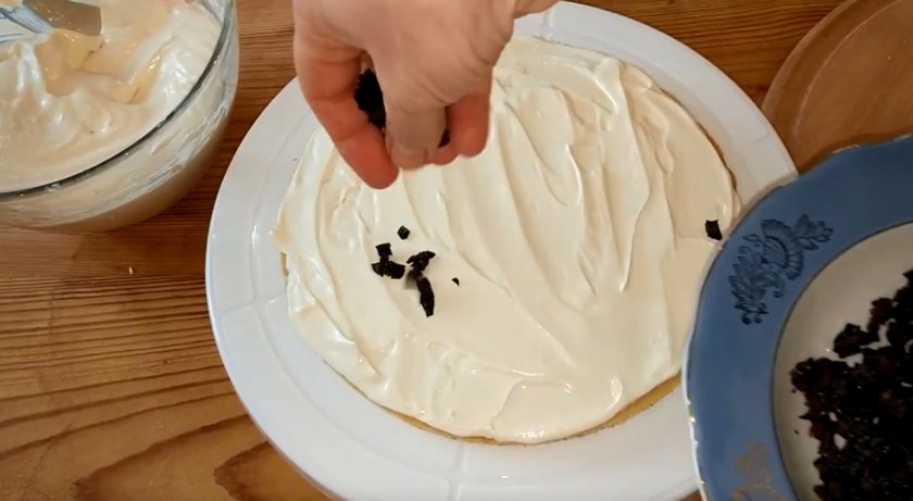 Классический медовик с черносливом и грецкими орехами