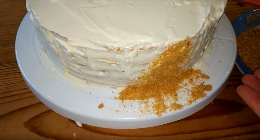 Классический медовик с черносливом и грецкими орехами