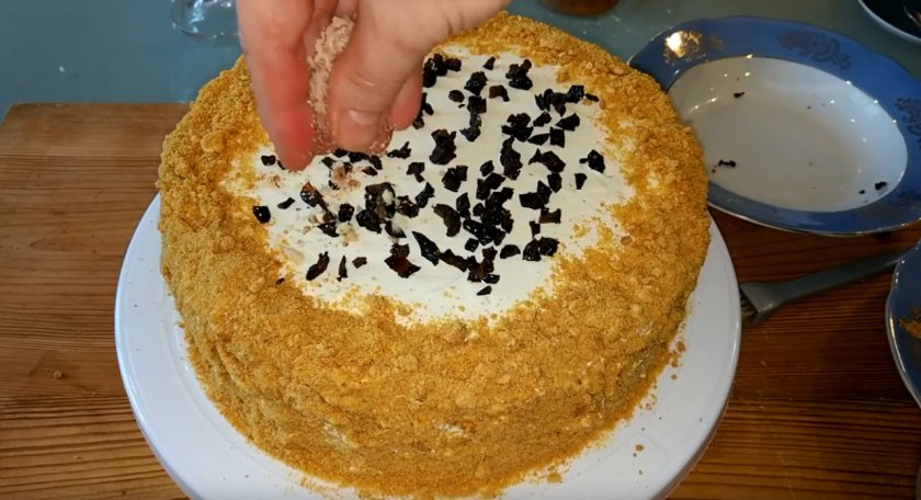 Классический медовик с черносливом и грецкими орехами