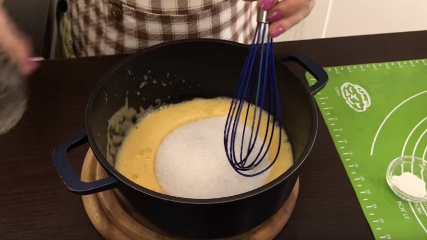 Медовый «Царский» торт с черносливом и орехами 