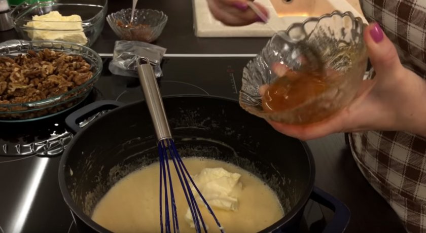 Медовый «Царский» торт с черносливом и орехами 