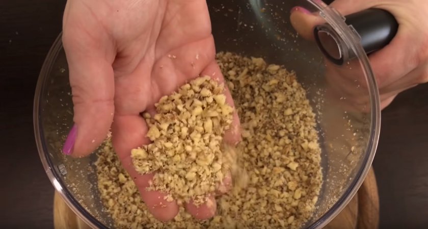 Медовый «Царский» торт с черносливом и орехами 