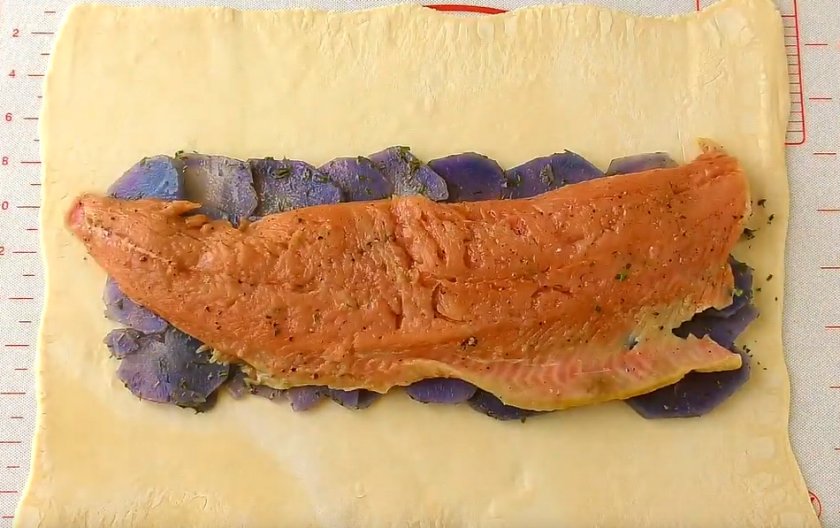 Слоёный пирог с картофелем и рыбой