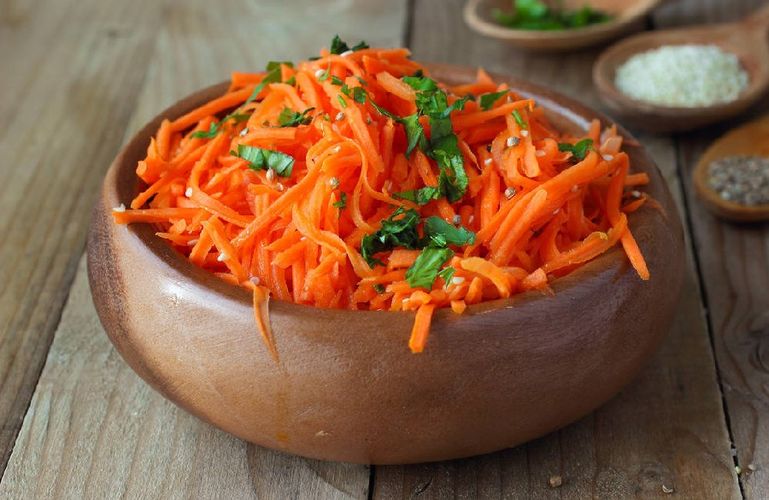 Корейская морковь с помощью глутамата натрия из обычного продукта превращается в еду-умами: сколько сделаешь, столько и съешь. 