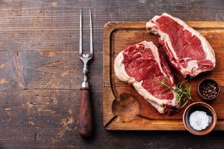 Мясо должно вылежаться перед приготовлением, чтобы вкус умами был более насыщенным.