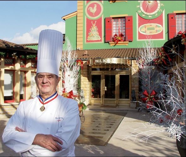 Поль Бокюз рядом со своим знаменитым рестораном L