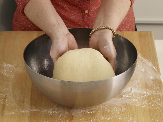 Положите тесто в масляную миску и дайте подняться за 1-2 часа