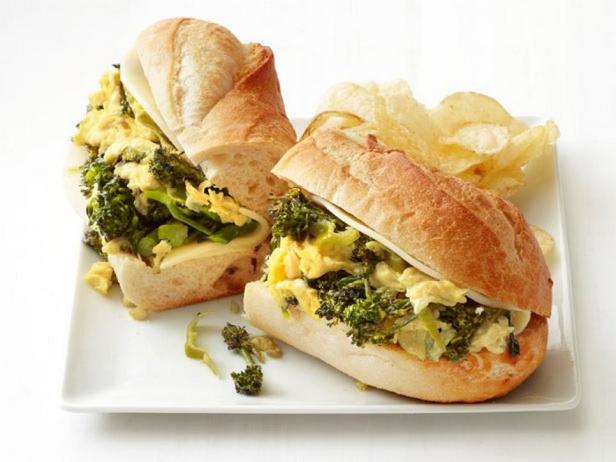 Сэндвич с капустой брокколи и яичницей-болтуньей