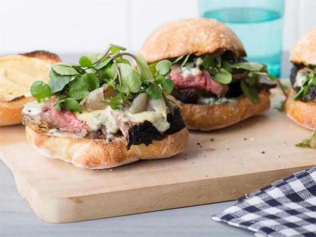 Сэндвич с говядиной, голубым сыром и луком-шалот