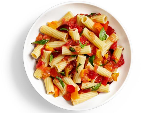 Фото Итальянская паста с базиликом и соусом из протёртых помидоров
