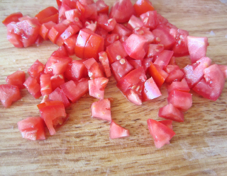режем помидоры