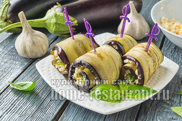 Рулетики из баклажанов с яйцом, сыром и помидорами