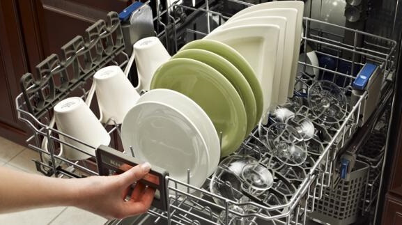 Вредно ли для организма мыть посуду в посудомоечной машине